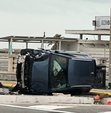 Incidente a Ostia sul lungomare, auto si ribalta davanti a stabilimento balneare. LaBur: "Colpa dei cordoli"