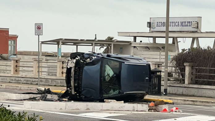 auto ribaltata Incidente a Ostia sul lungomare, auto si ribalta davanti a stabilimento balneare. LaBur: "Colpa dei cordoli"