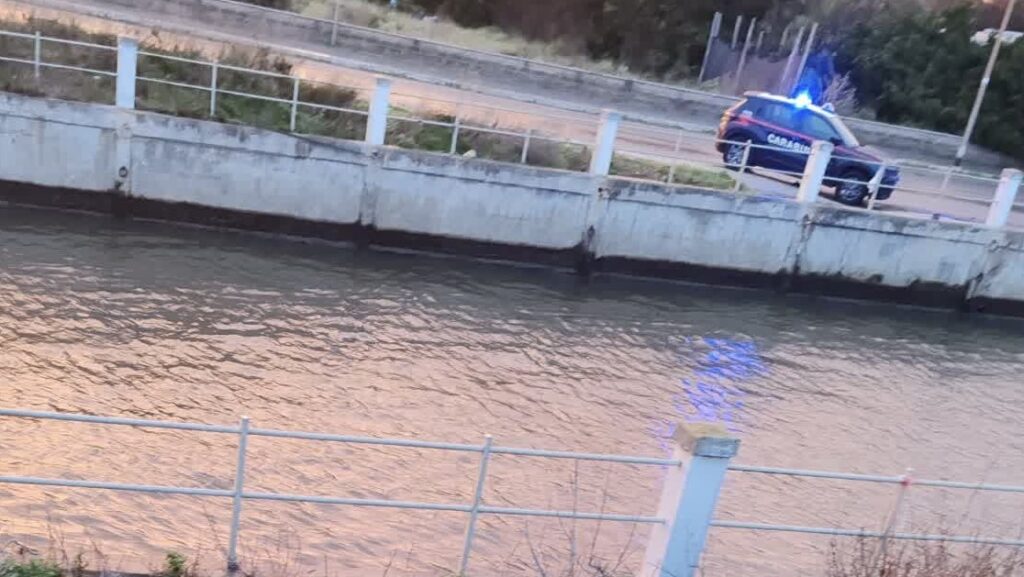 Si getta nel canale a Ostia durante un controllo dei carabinieri: salvato in extremis 1