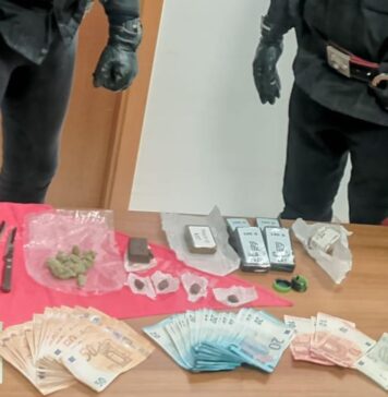 Sorpreso mentre cede droga: giovane di Tor San Lorenzo arrestato dai Carabinieri