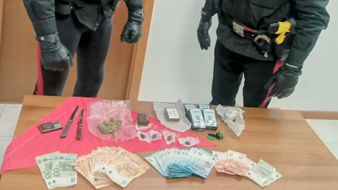 carabinieri drog Sorpreso mentre cede droga: giovane di Tor San Lorenzo arrestato dai Carabinieri