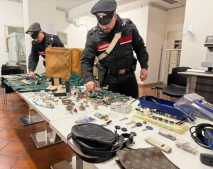 Beni di lusso, droga e arnesi per clonare le chiavi: georgiano tradito da comportamento sospetto 1