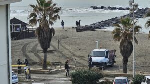 Ruspe in azione allo stabilimento balneare Village di Ostia: sgombero e demolizioni