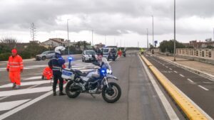 Incidente a Ostia sul lungomare, auto si ribalta davanti a stabilimento balneare. LabUr: "Colpa dei cordoli" 2 Incidente a Ostia sul lungomare, auto si ribalta davanti a stabilimento balneare. LabUr: "Colpa dei cordoli" 2