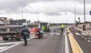 Incidente a Ostia sul lungomare, auto si ribalta davanti a stabilimento balneare. LabUr: "Colpa dei cordoli" 1 Incidente a Ostia sul lungomare, auto si ribalta davanti a stabilimento balneare. LabUr: "Colpa dei cordoli" 1