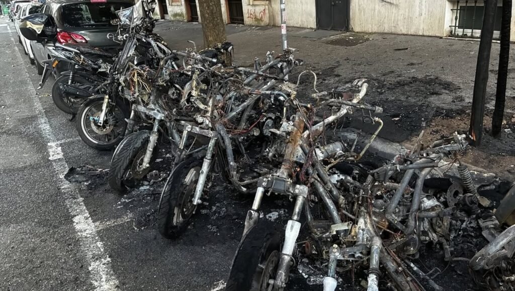 Incendio all’alba in via Portuense: tre auto distrutte, strada chiusa 1 Incendio all’alba in via Portuense: tre auto distrutte, strada chiusa 1