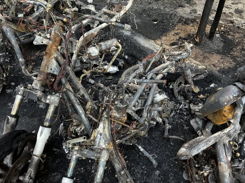 Incendio in piena notte a Prati: dati alle fiamme 14 scooter e moto, bruciati anche due alberi (VIDEO) 1