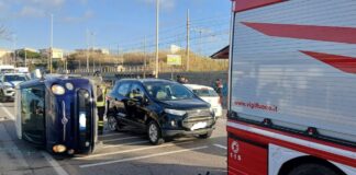 Incidente su via Aurelia: auto si cappotta dopo scontro con altro veicolo