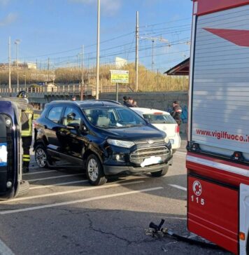 Incidente su via Aurelia: auto si cappotta dopo scontro con altro veicolo
