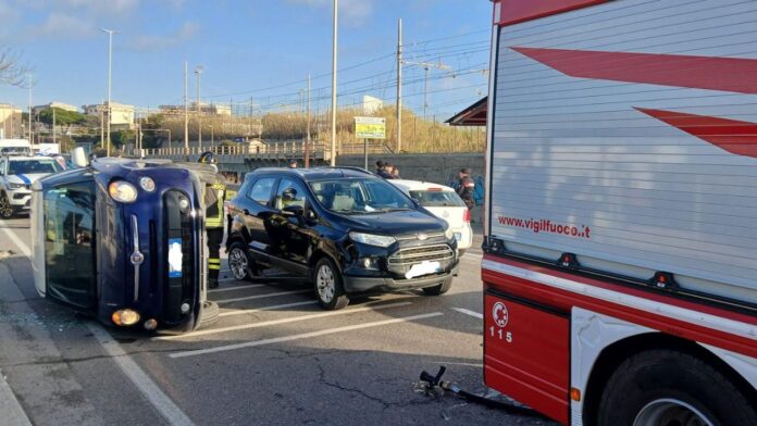 Incidente su via Aurelia: auto si cappotta dopo scontro con altro veicolo