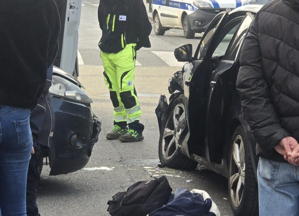 Scontro ad alta velocità a Ostia: ferito incastrato nell’auto vicino alla chiesa di Regina Pacis (VIDEO) 2 Scontro ad alta velocità a Ostia: ferito incastrato nell’auto vicino alla chiesa di Regina Pacis (VIDEO) 2