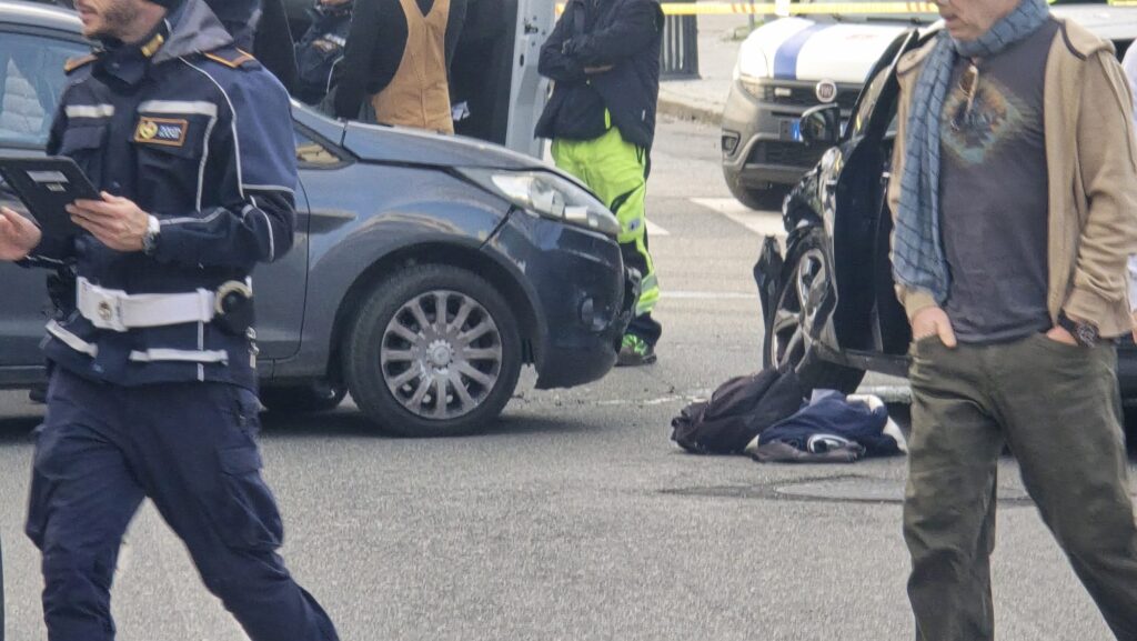 Scontro ad alta velocità a Ostia: ferito incastrato nell’auto vicino alla chiesa di Regina Pacis (VIDEO) 1 Scontro ad alta velocità a Ostia: ferito incastrato nell’auto vicino alla chiesa di Regina Pacis (VIDEO) 1