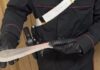 Panico al bar a Roma: entra con il machete e devasta tutto
