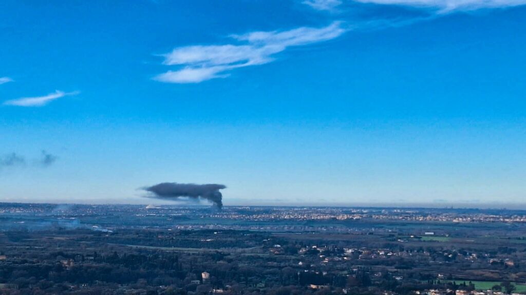Incendio a Borghesiana, in fiamme un magazzino: nube nera su Roma est 1