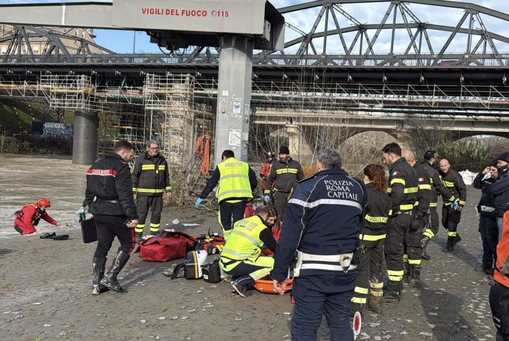 Donna cade da Ponte Sisto, salvata dai vigili del fuoco dopo un drammatico recupero nel Tevere 1