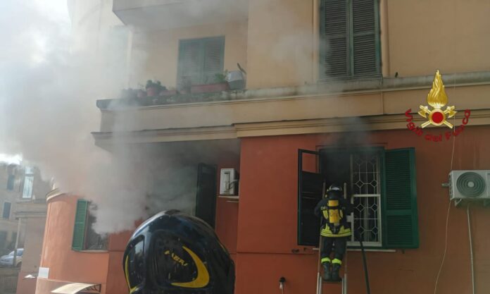 Incendio in appartamento a Roma: residenti evacuati da Vigili del Fuoco