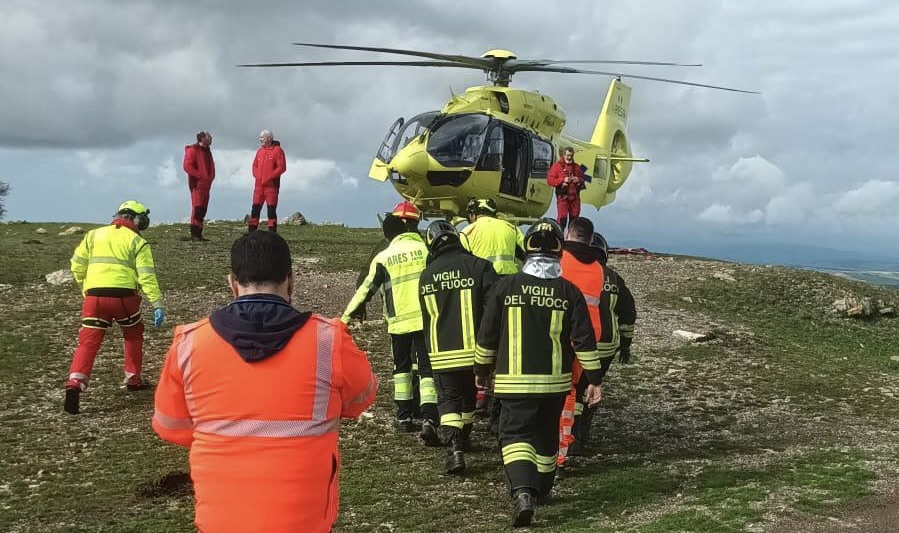 Furgone si ribalta sulla Braccianese Claudia: conducente estratto dalle lamiere e trasportato in elicottero 2