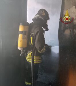 Incendio in appartamento a Roma: residenti evacuati da Vigili del Fuoco 1