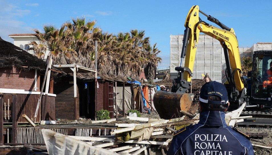 Sgomberati dal Village di Ostia si accampano di fianco alla Casa della Salute 2