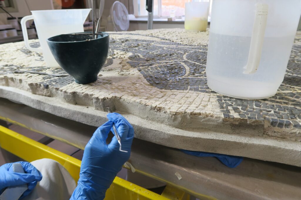 Restauro completato: il mosaico monumentale di Elle e Frisso torna a Ciciliano 3 Restauro completato: il mosaico monumentale di Elle e Frisso torna a Ciciliano 3