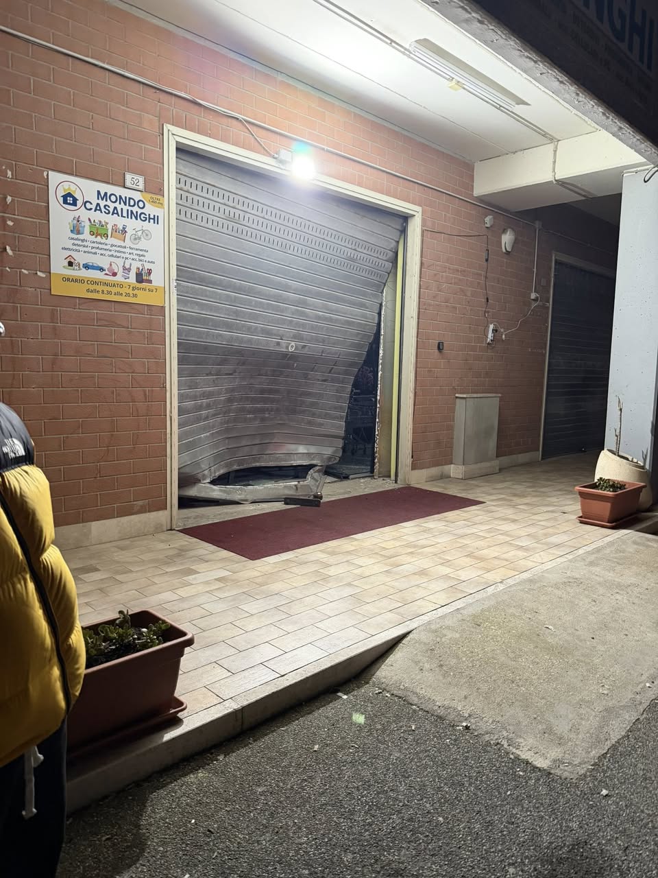 Furto con "spaccata" a un negozio di casalinghi a Guidonia, devastato da un'auto ariete 1