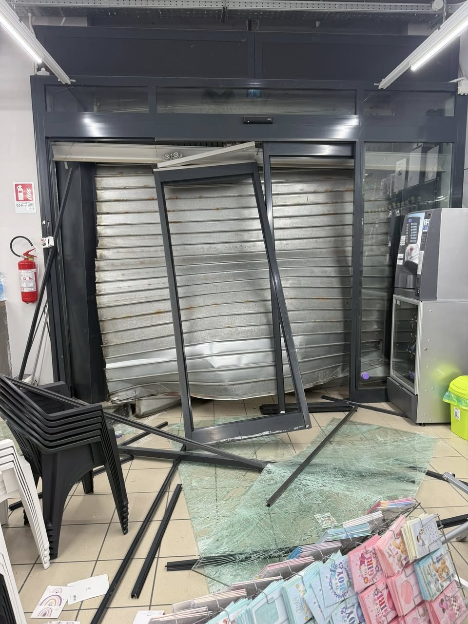 Furto con "spaccata" a un negozio di casalinghi a Guidonia, devastato da un'auto ariete 2