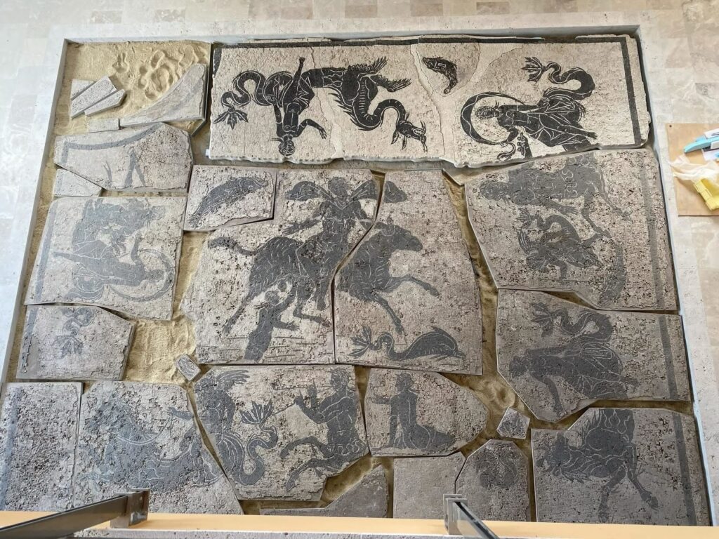 Restauro completato: il mosaico monumentale di Elle e Frisso torna a Ciciliano 4 Restauro completato: il mosaico monumentale di Elle e Frisso torna a Ciciliano 4