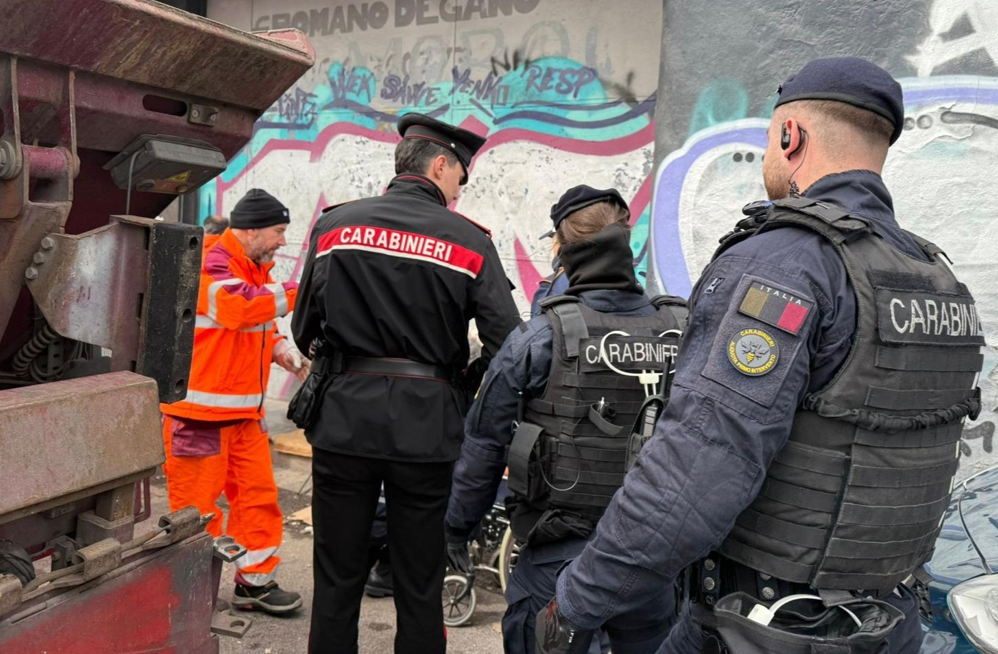 Arrestato 35enne senegalese con droga, coltelli e una carta di credito rubata: blitz dei carabinieri a Roma 1 Arrestato 35enne senegalese con droga, coltelli e una carta di credito rubata: blitz dei carabinieri a Roma 1