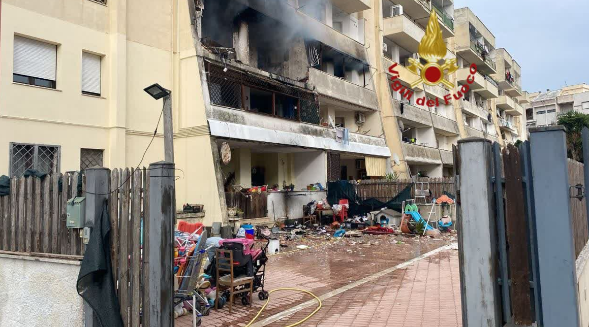 Palazzina in fiamme dopo un’esplosione ad Anzio, due feriti e alcuni appartamenti danneggiati 1 Palazzina in fiamme dopo un’esplosione ad Anzio, due feriti e alcuni appartamenti danneggiati 1