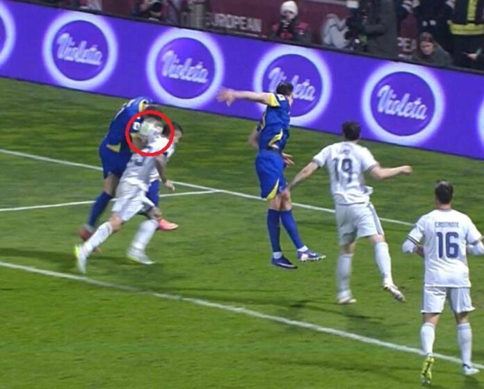Bosnia-Italia, fallo di mano di Dzeko sul gol del pari e proteste azzurre. Cos’è successo
