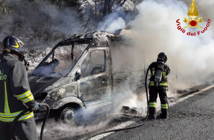 CIVITAVECCHIA FIAMME INCENDIO FURGONE A FUOCO 18 MARZO 2026 COPERTINA SU A12 GC