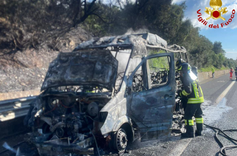 Furgone a fuoco sulla A12, traffico bloccato e mezzo distrutto dalle fiamme: intervengono i pompieri 1 Furgone a fuoco sulla A12, traffico bloccato e mezzo distrutto dalle fiamme: intervengono i pompieri 1