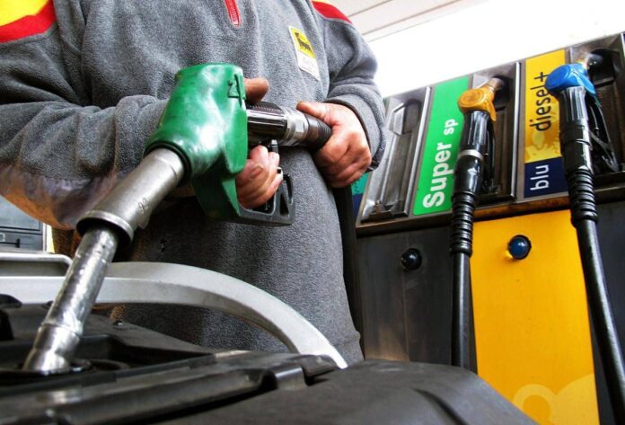 Carburanti, diesel e benzina sempre più cari: fino a 12 euro in più per il pieno