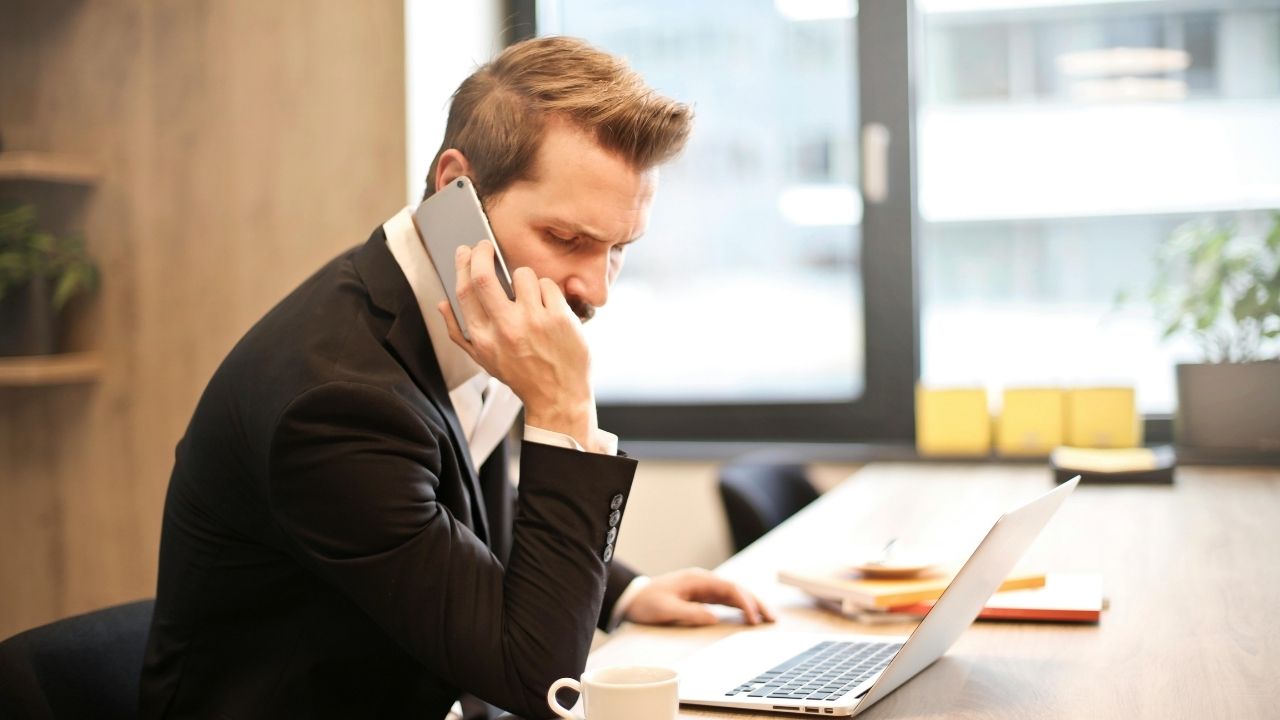 Chiamate mute, perché arrivano e cosa si rischia: l’allarme sulle nuove truffe telefoniche 1 Cosa sono le chiamate mute e come le sfruttano i truffatori