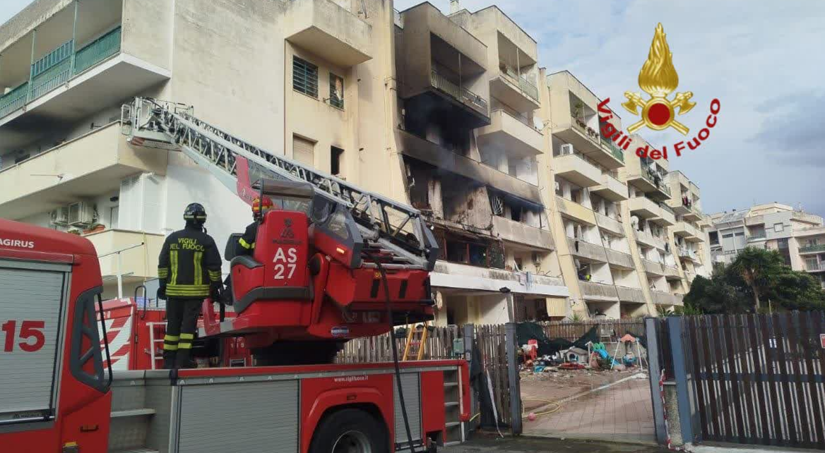 Palazzina in fiamme dopo un’esplosione ad Anzio, due feriti e alcuni appartamenti danneggiati 2 Palazzina in fiamme dopo un’esplosione ad Anzio, due feriti e alcuni appartamenti danneggiati 2