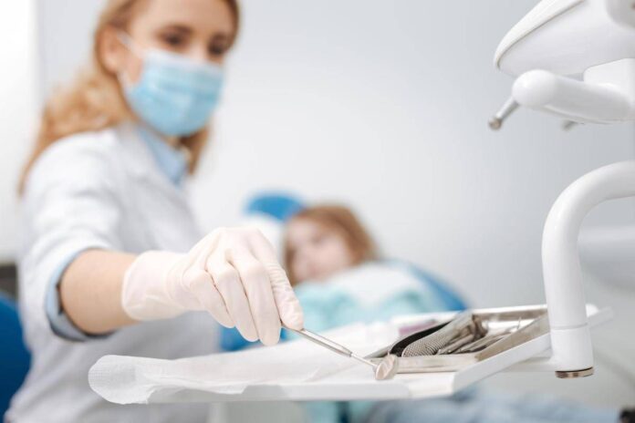 Gas esilarante contro la paura del dentista, sedazione cosciente per riavvicinare gli italiani alle cure