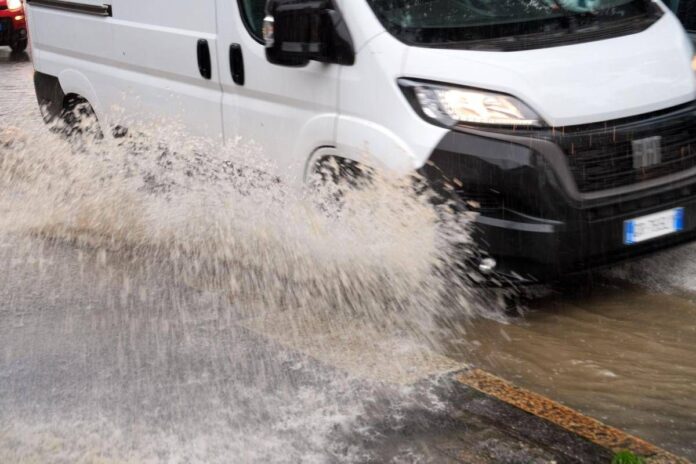 Maltempo sull’Italia anche oggi, allerta gialla in 9 regioni: pioggia, neve e vento fino a burrasca