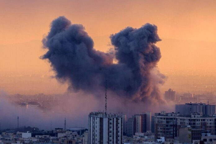 Nuova ondata di attacchi contro l’Iran. Israele: “Operazione durerà almeno un’altra settimana o due”