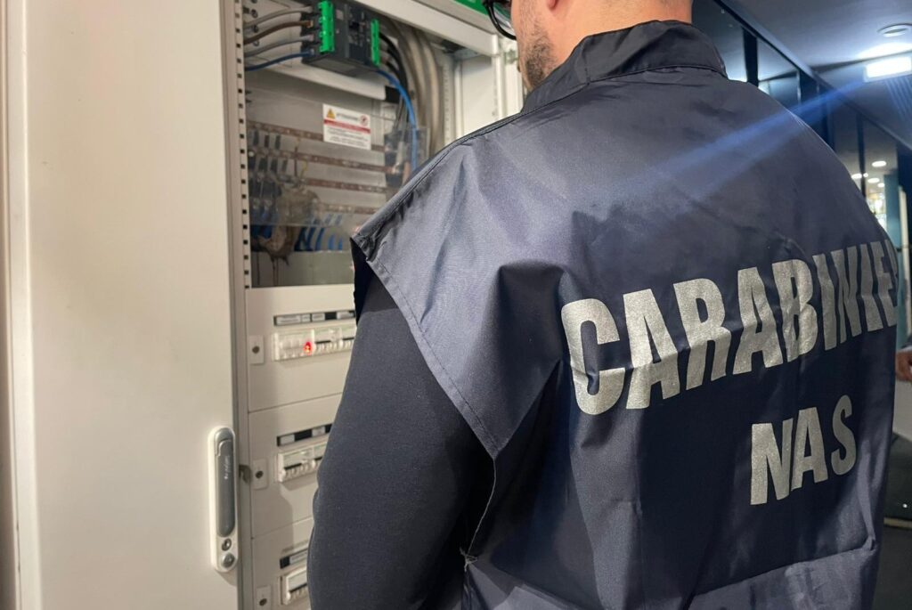 Maxi furto di energia elettrica e muffa nei cibi: chiusa pasticceria horror dai carabinieri Parioli 1 Maxi furto di energia elettrica e muffa nei cibi: chiusa pasticceria horror dai carabinieri Parioli 1