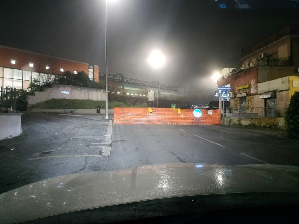 Voragine a Ottavia: traffico paralizzato in via Casal del Marmo 1 Voragine a Ottavia: traffico paralizzato in via Casal del Marmo 1