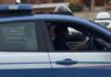 Coltello alla gola del tassista per rapinarlo: arrestato 46enne dopo la fuga