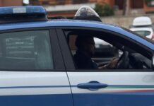 Coltello alla gola del tassista per rapinarlo: arrestato 46enne dopo la fuga