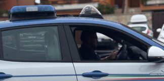 Coltello alla gola del tassista per rapinarlo: arrestato 46enne dopo la fuga