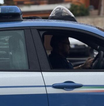 Coltello alla gola del tassista per rapinarlo: arrestato 46enne dopo la fuga