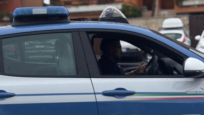 Coltello alla gola del tassista per rapinarlo: arrestato 46enne dopo la fuga
