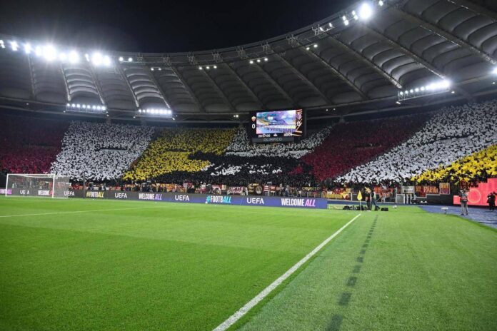 Roma, coreografia contro Bologna. Ironia social: “Sembra un gatto”