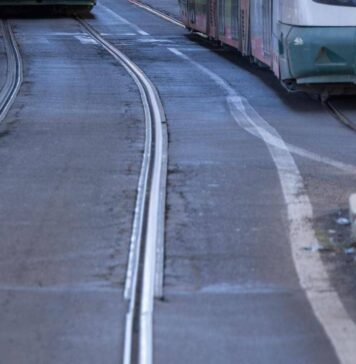 I lavori in via Merulana sui cavi tramviari chiudono la strada: navette bus attive. Chiuso anche viale Manzoni