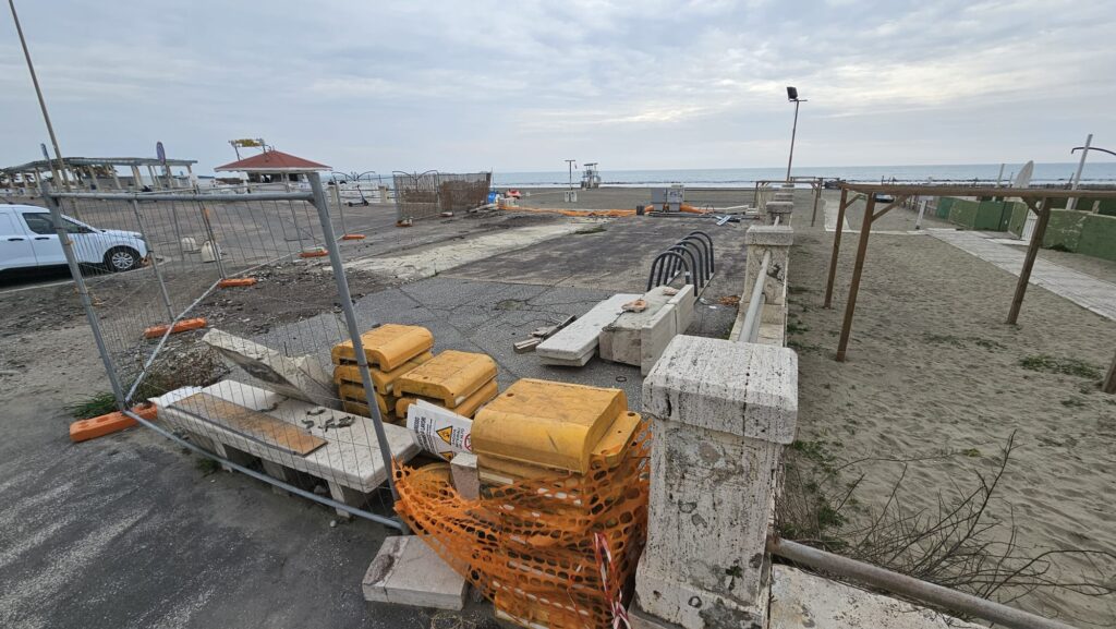 Cantiere abbandonato, marciapiedi devastato: chi ripara il lungomare di Ostia? (FOTO) 1 Cantiere abbandonato, marciapiedi devastato: chi ripara il lungomare di Ostia? (FOTO) 1