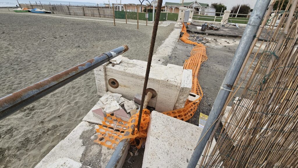 Cantiere abbandonato, marciapiedi devastato: chi ripara il lungomare di Ostia? (FOTO) 2 Cantiere abbandonato, marciapiedi devastato: chi ripara il lungomare di Ostia? (FOTO) 2