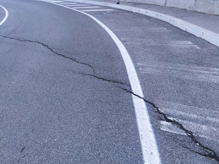 Emergenza asfalto ai Castelli Romani: cedimento stradale minaccia di paralizzare la città di Velletri (FOTO) 1 Emergenza asfalto ai Castelli Romani: cedimento stradale minaccia di paralizzare la città di Velletri (FOTO) 1